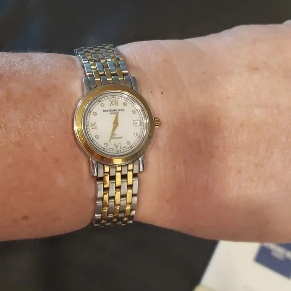 Raymond Weil Toccata woman's watch with pearl face and Diamond accents. - Picture 9 of 11